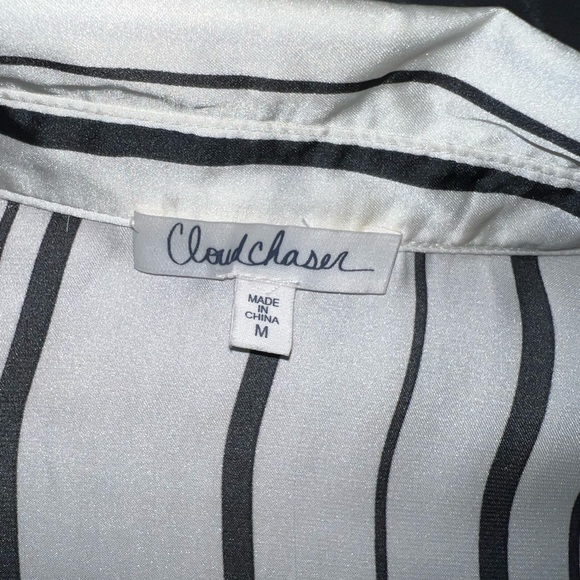 4/$10 Bundle Sale: EUC Long Sleeve Blouse - Picture 6 of 6